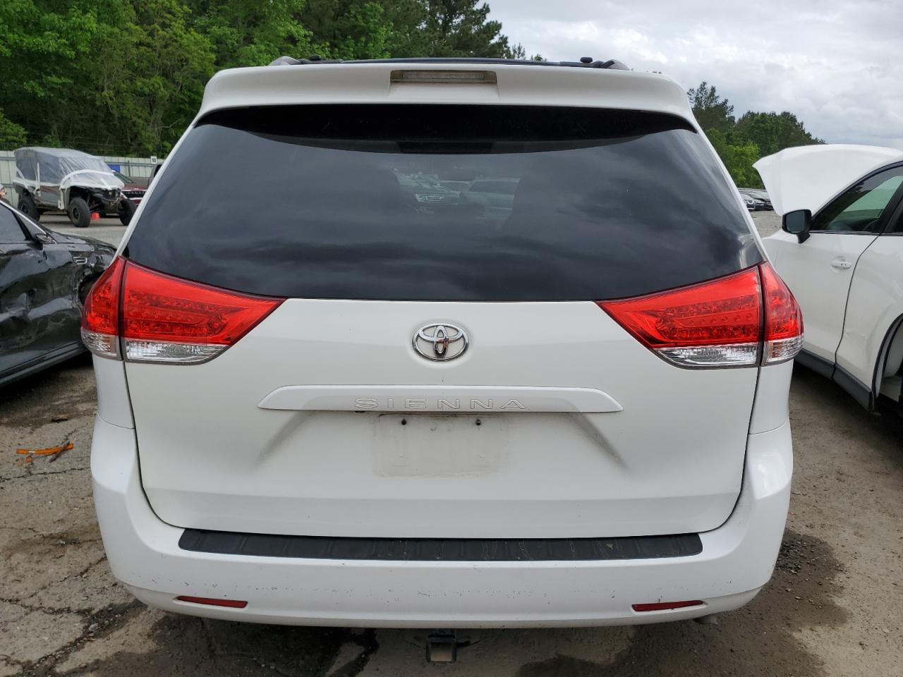 5TDYK3DC2BS137279 2011 Toyota Sienna Xle