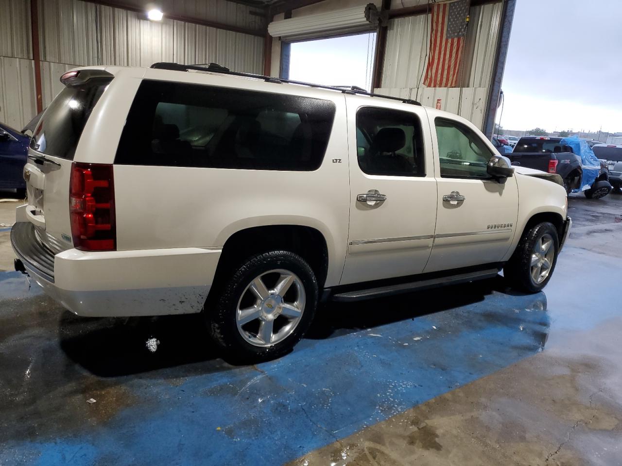 1GNSCKE09BR327989 2011 Chevrolet Suburban C1500 Ltz