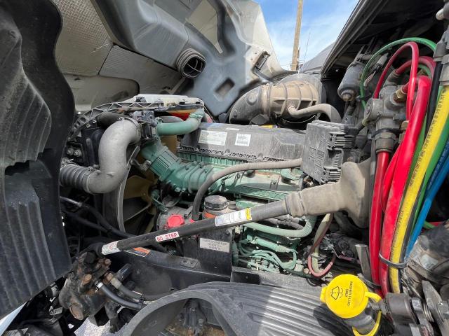 Lot #2468574778 2019 VOLVO VN VNL salvage car