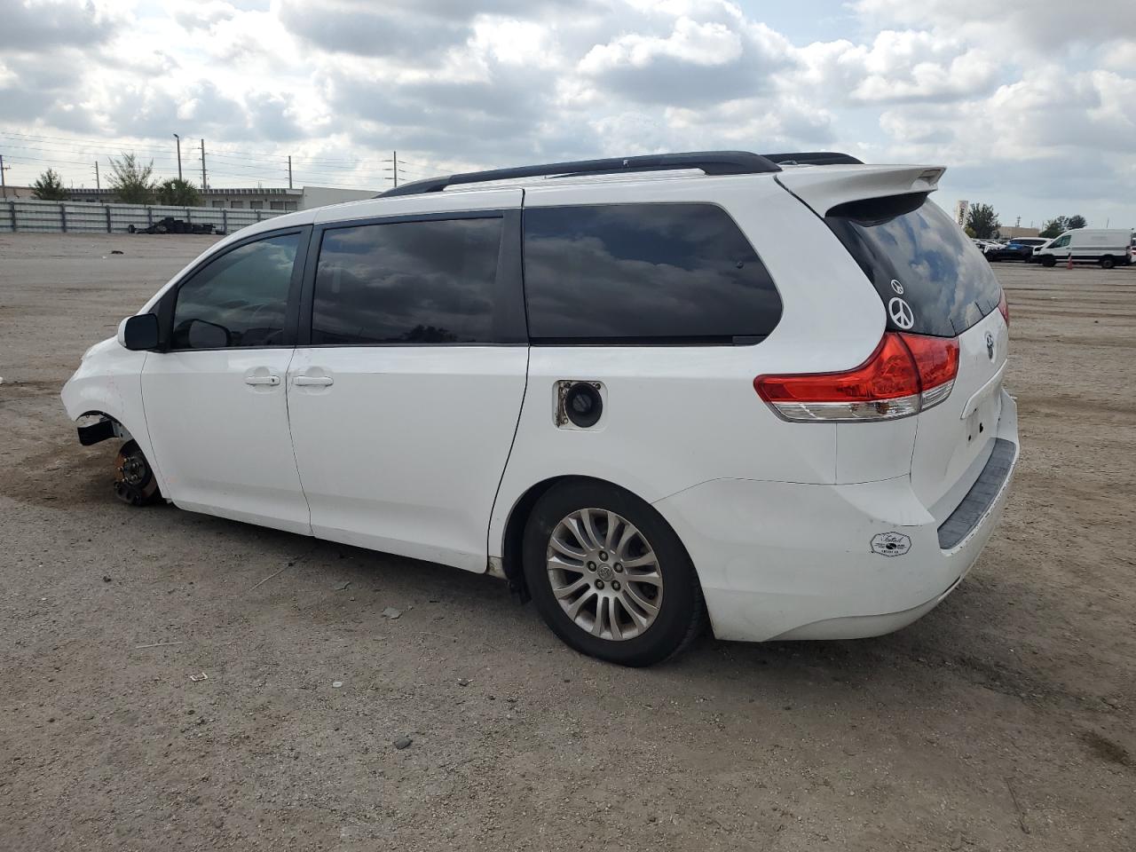 5TDYK3DCXDS280189 2013 Toyota Sienna Xle