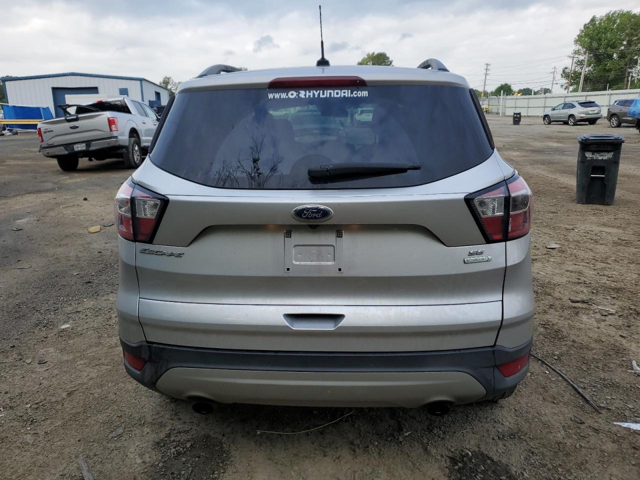 1FMCU0GD9JUB29290 2018 Ford Escape Se