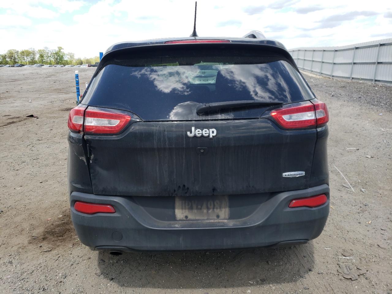 1C4PJLCB4JD576663 2018 Jeep Cherokee Latitude