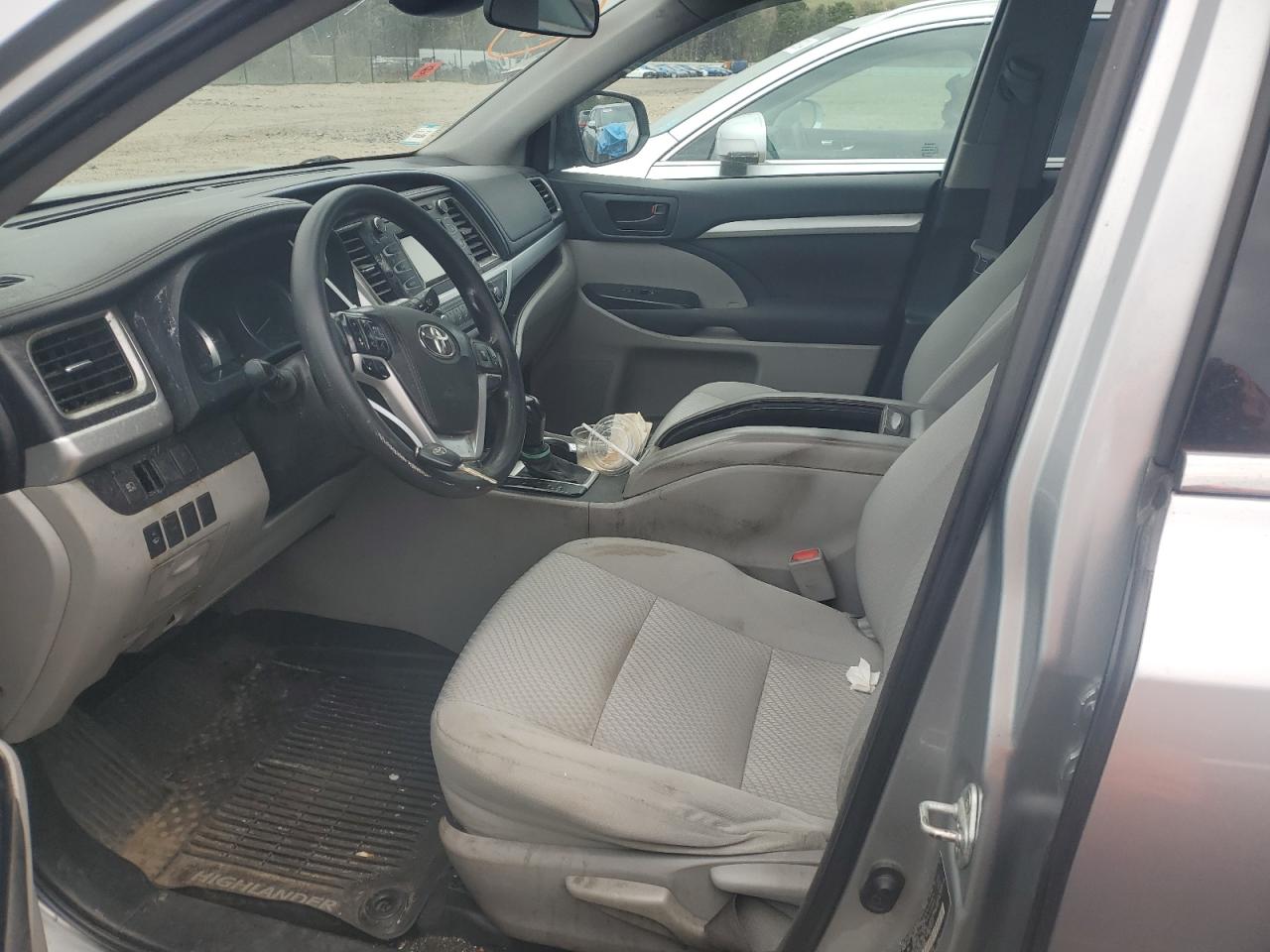 5TDBZRFH9JS870960 2018 Toyota Highlander Le