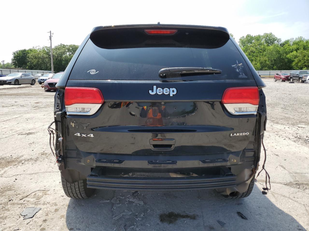 1C4RJFAG2JC325607 2018 Jeep Grand Cherokee Laredo