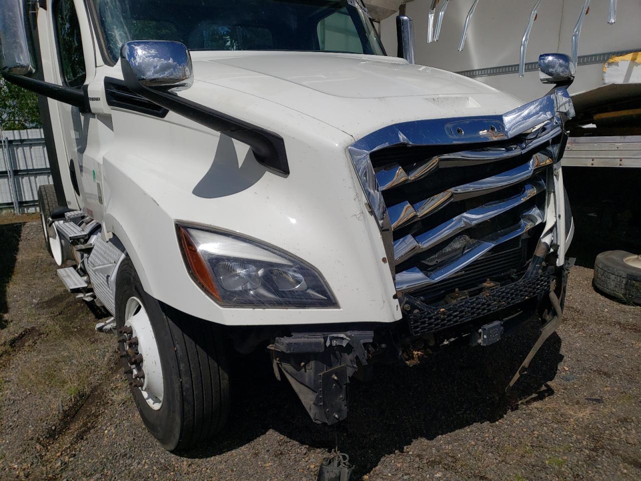 Lot #2990671680 2020 FREIGHTLINER CASCADIA 1