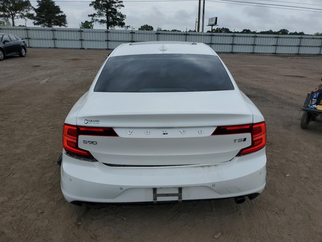 LVY982MKXJP024606 2018 Volvo S90 T5 Momentum