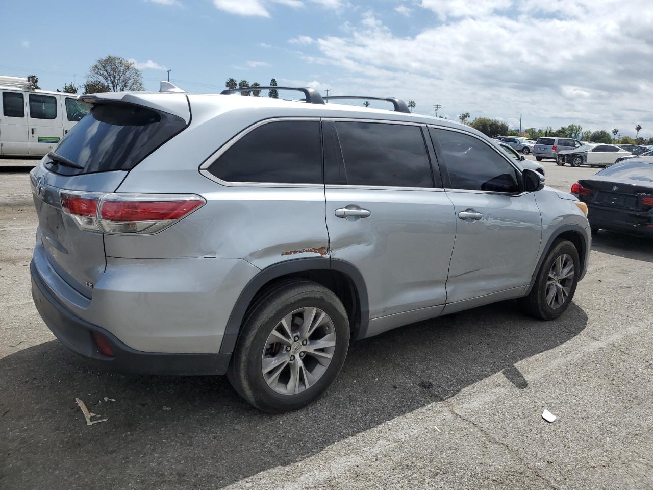 2015 Toyota Highlander Le vin: 5TDZKRFHXFS046668