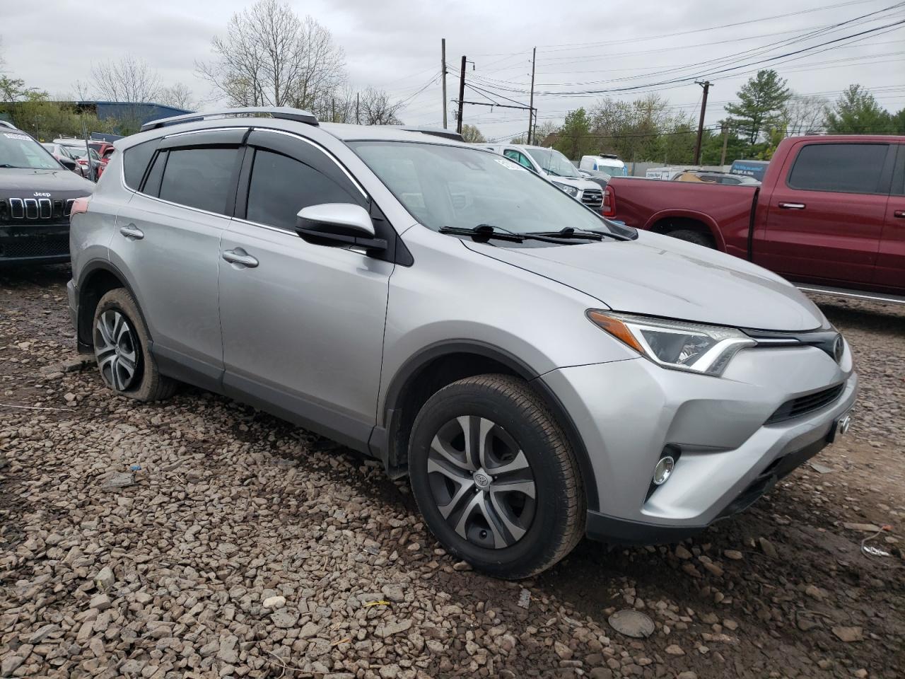 JTMBFREV3JJ256807 2018 Toyota Rav4 Le