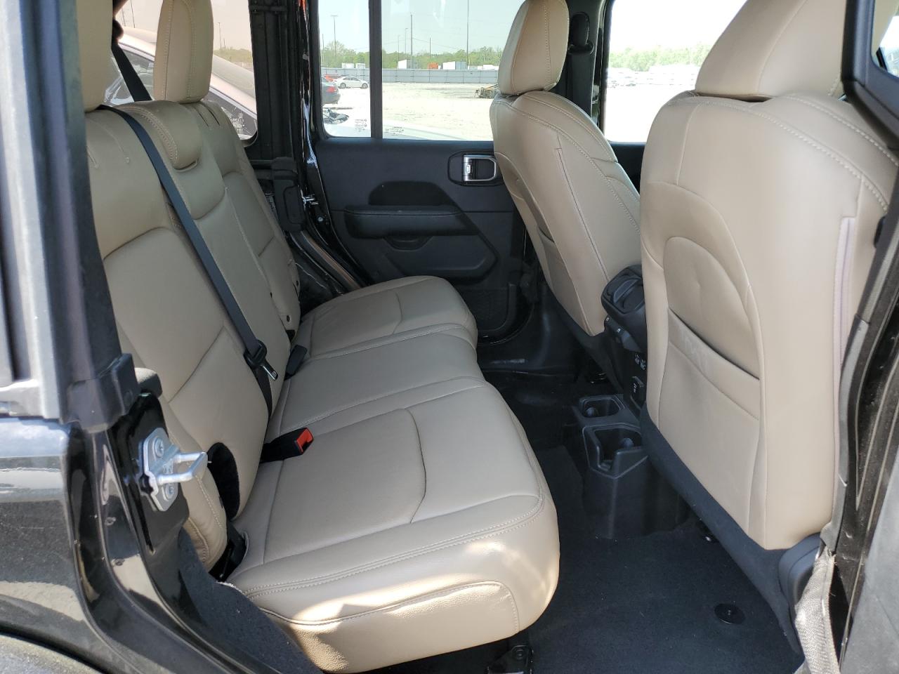 1C4HJXEG6JW319738 2018 Jeep Wrangler Unlimited Sahara