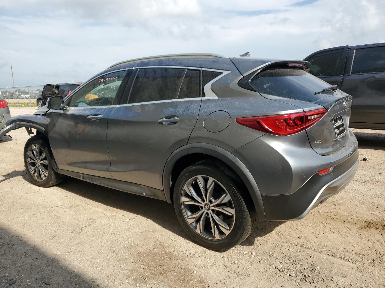 SJKCH5CR9JA048389 2018 Infiniti Qx30 Base