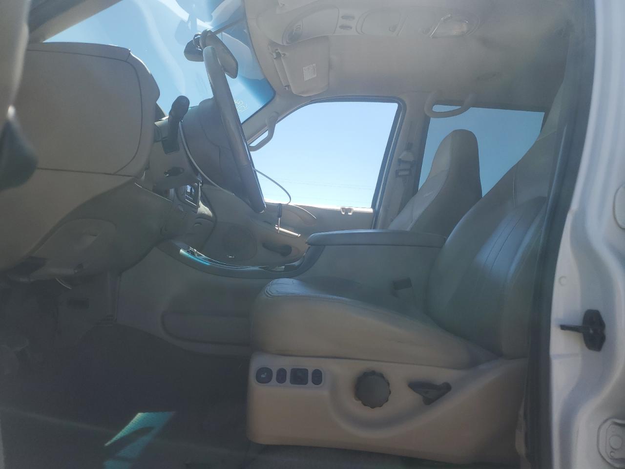 1FMEU17L9YLB12043 2000 Ford Expedition Eddie Bauer