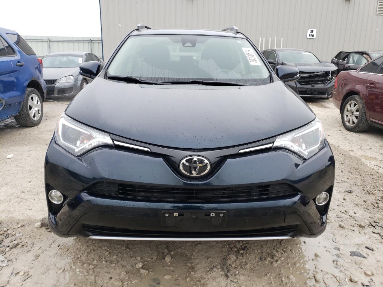 2017 Toyota Rav4 Xle vin: JTMRFREVXHJ121610