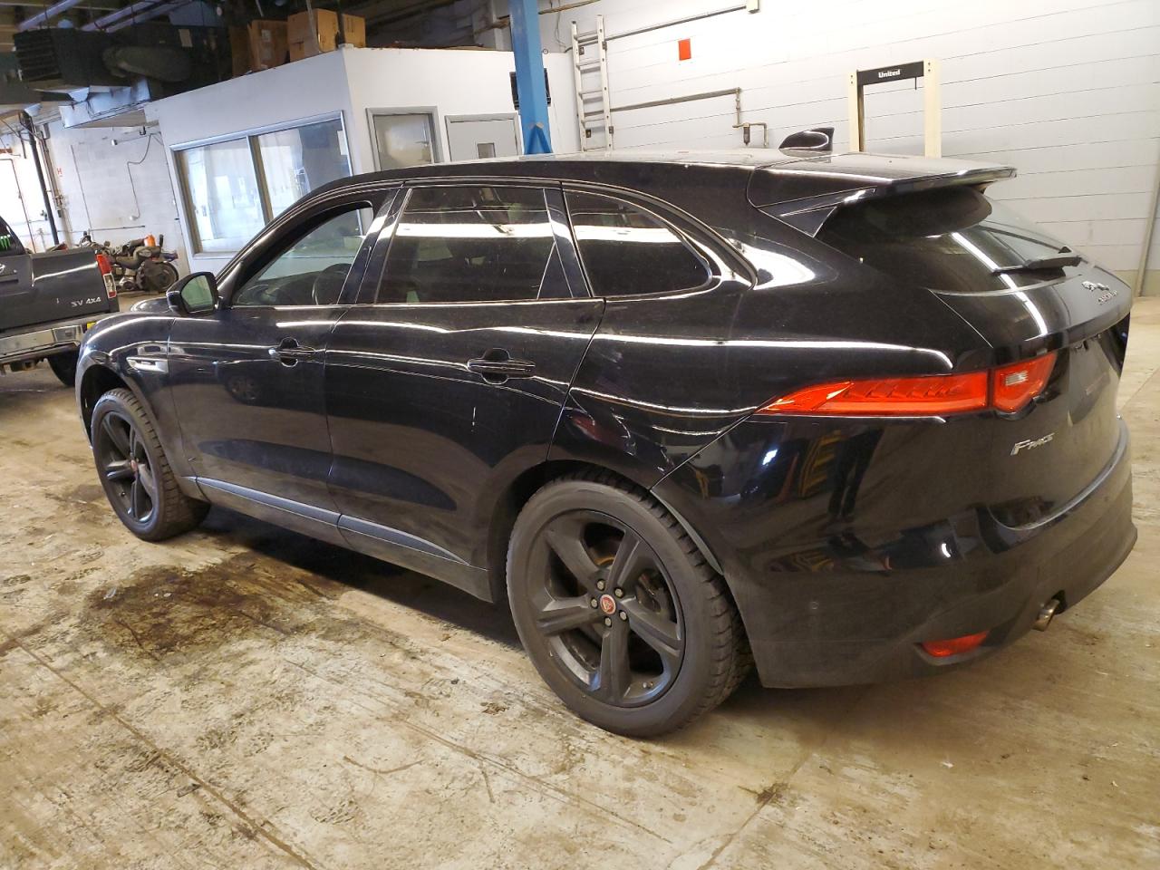 SADCL2BV7HA068475 2017 Jaguar F-Pace R - Sport