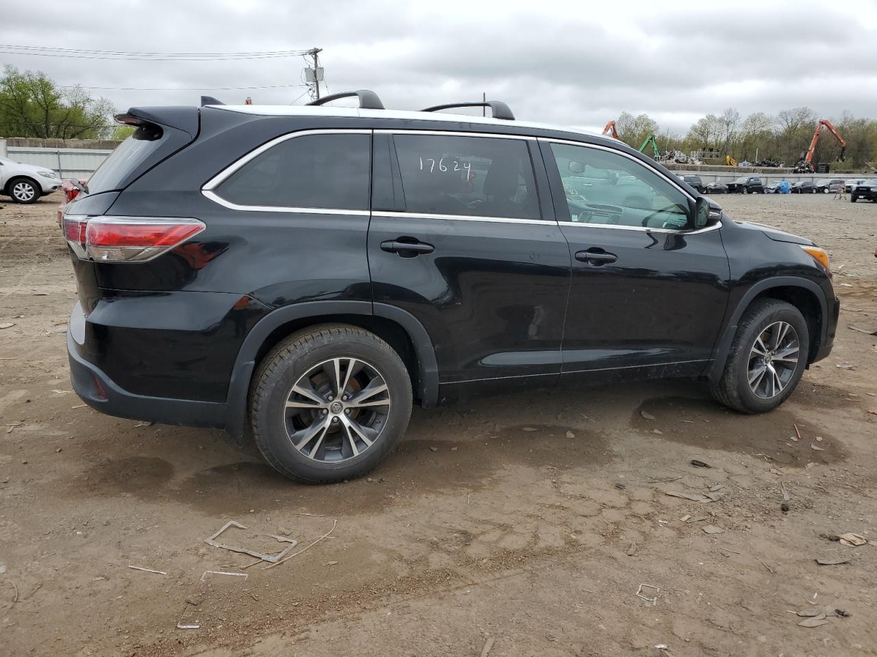 5TDJKRFHXGS329909 2016 Toyota Highlander Xle