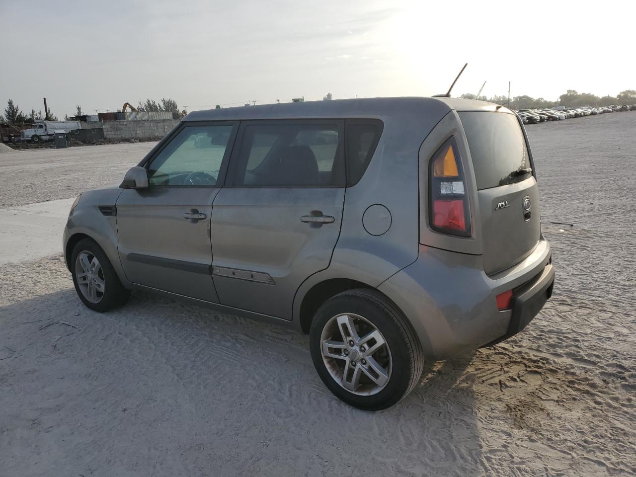 KNDJT2A23B7275816 2011 Kia Soul +