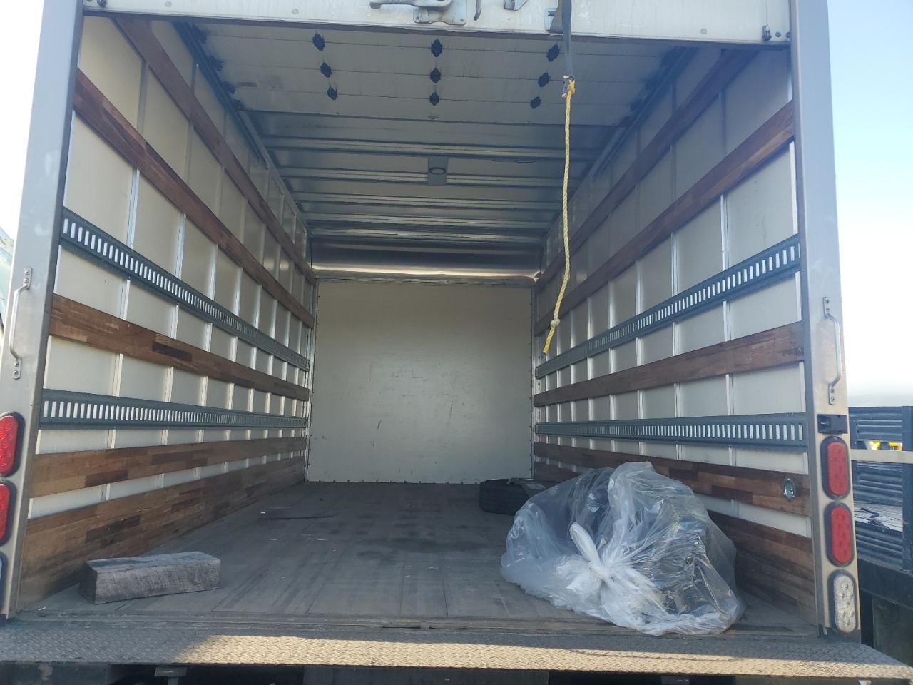 JL6CRH1A2JK002709 2018 Mitsubishi Fuso Truck Of America Inc Fe Fec92S