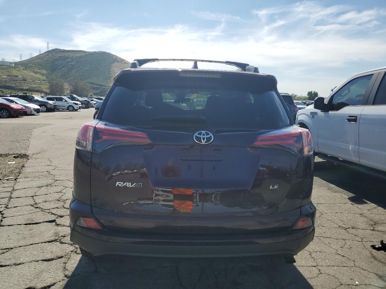 2T3ZFREV5JW455888 2018 Toyota Rav4 Le