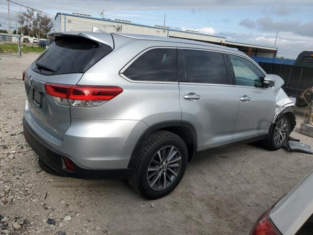 VIN 5TDKZRFHXKS307983 2019 Toyota Highlander, SE no.3