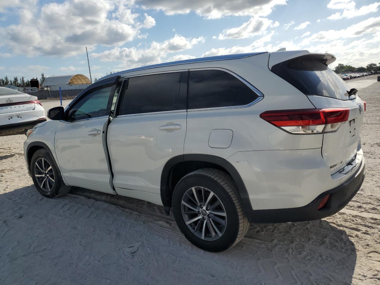 Lot #2502804019 2017 TOYOTA HIGHLANDER