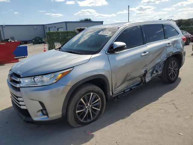 VIN 5TDKZRFHXKS328106 2019 Toyota Highlander, SE no.1