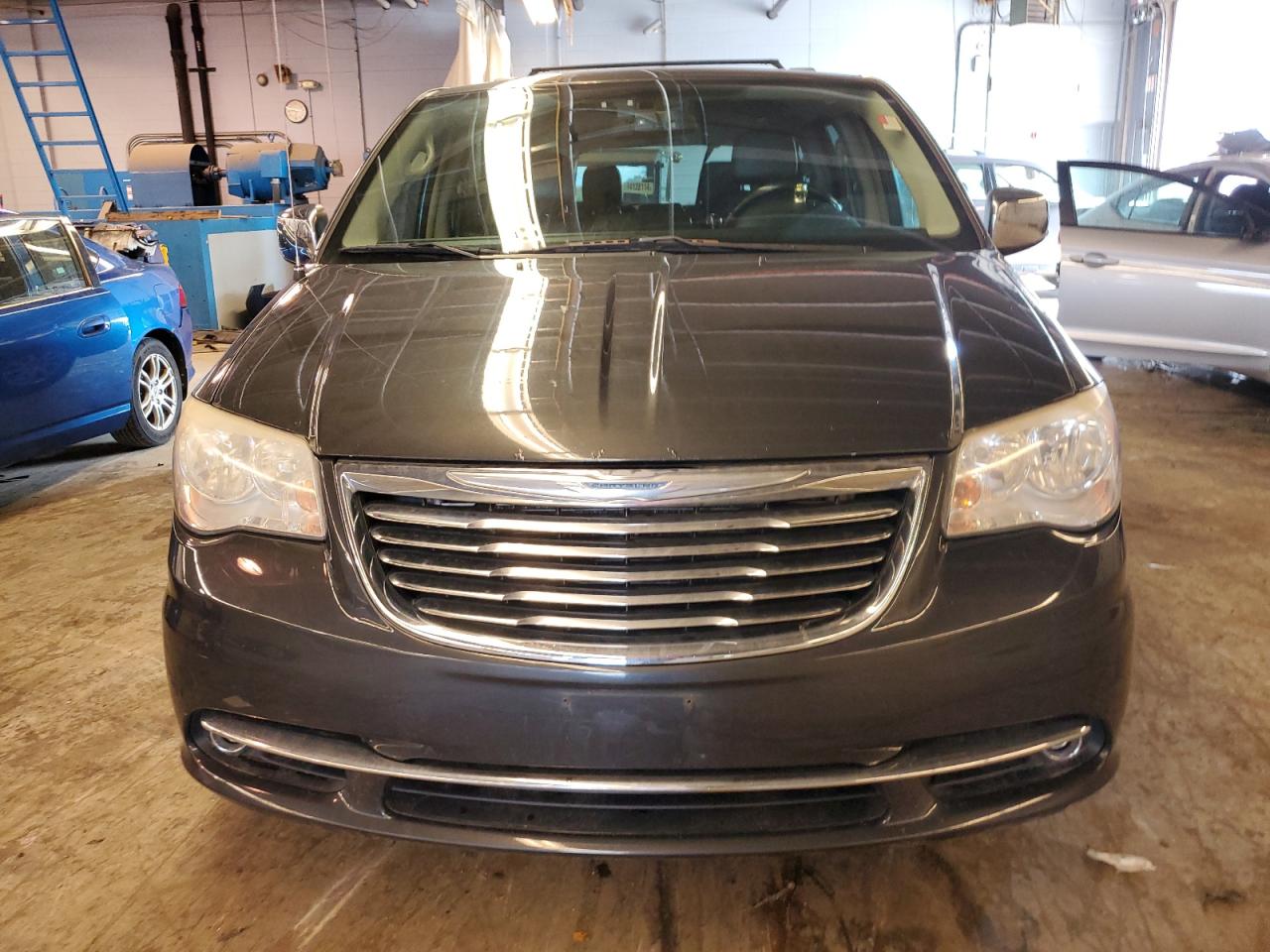 2A4RR8DG3BR759053 2011 Chrysler Town & Country Touring L