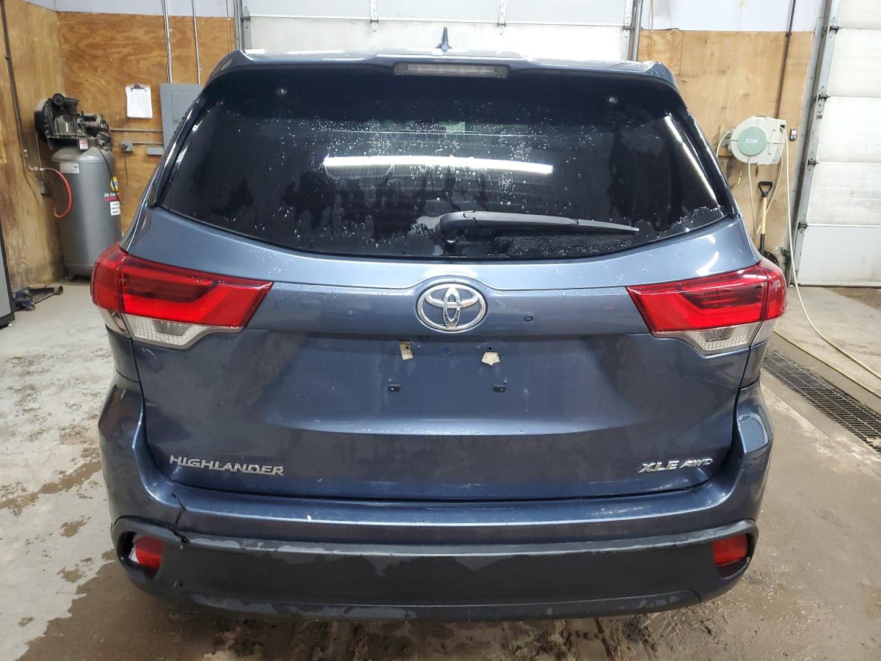 5TDJZRFH0JS494953 2018 Toyota Highlander Se