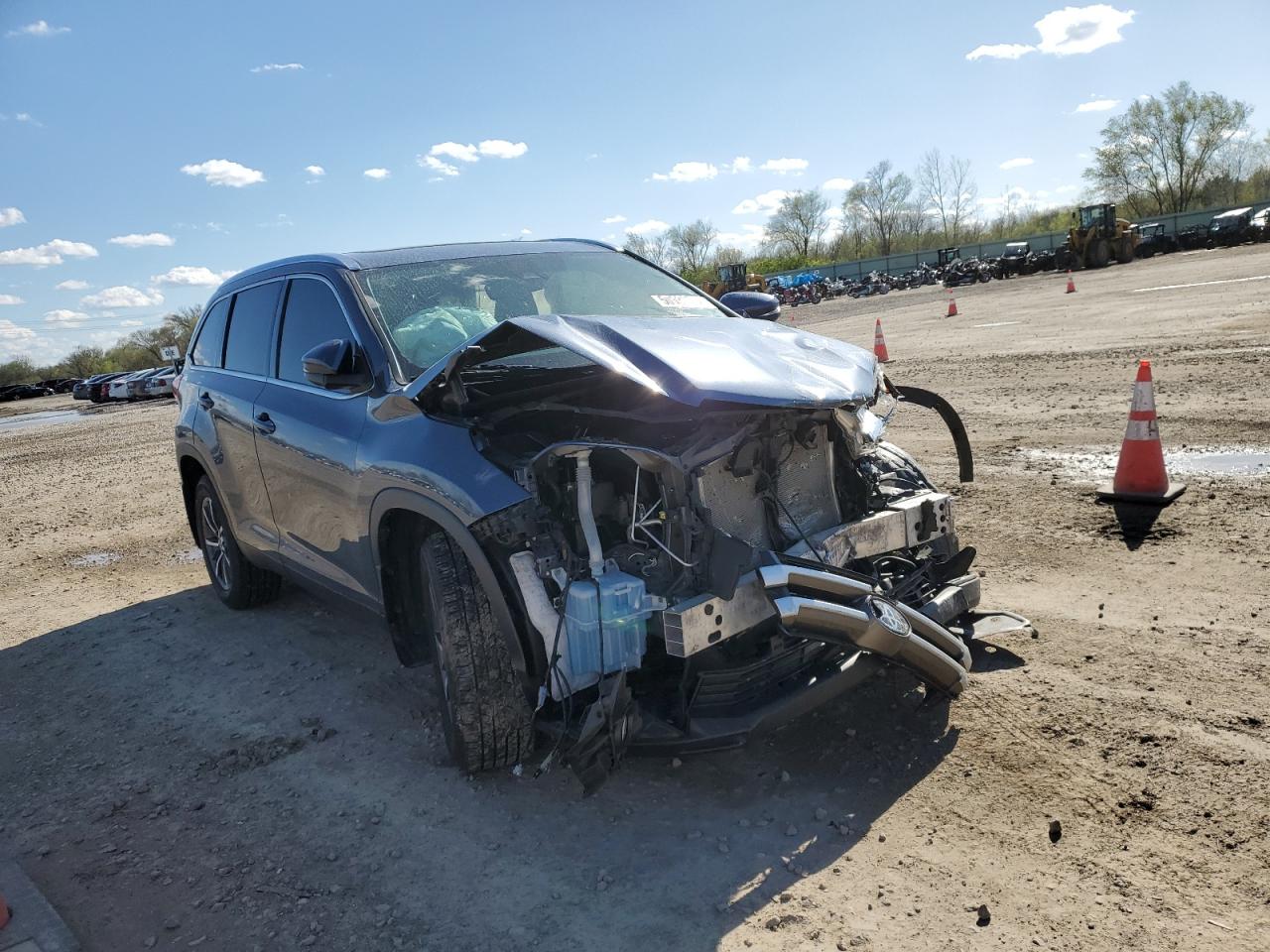 5TDJZRFH1KS723299 2019 Toyota Highlander Se