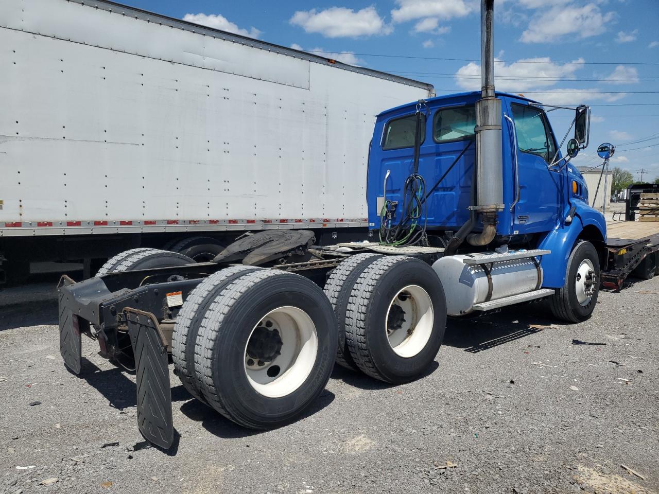 Lot #2492282082 2004 STERLING TRUCK AT 9500