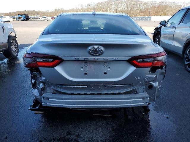 Lot #2461828775 2022 TOYOTA CAMRY LE salvage car
