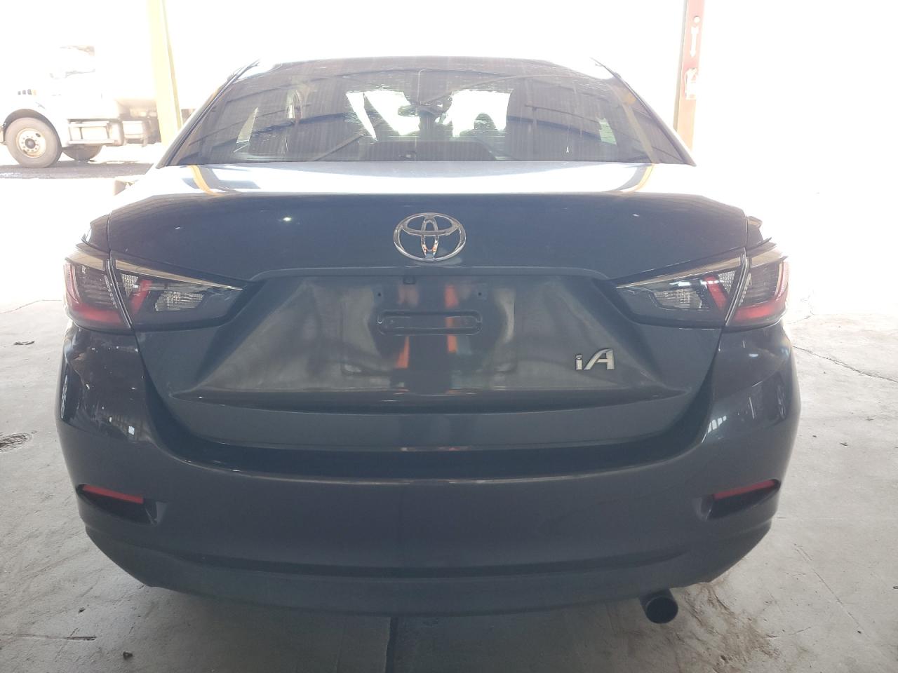 3MYDLBYV8JY308577 2018 Toyota Yaris Ia