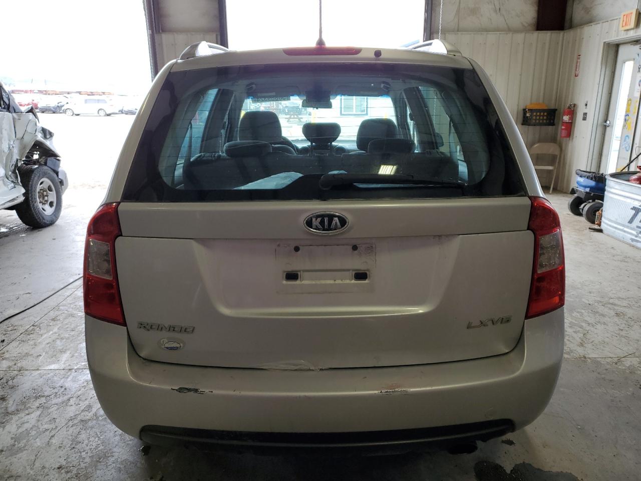 KNAFG526977116834 2007 Kia Rondo Lx