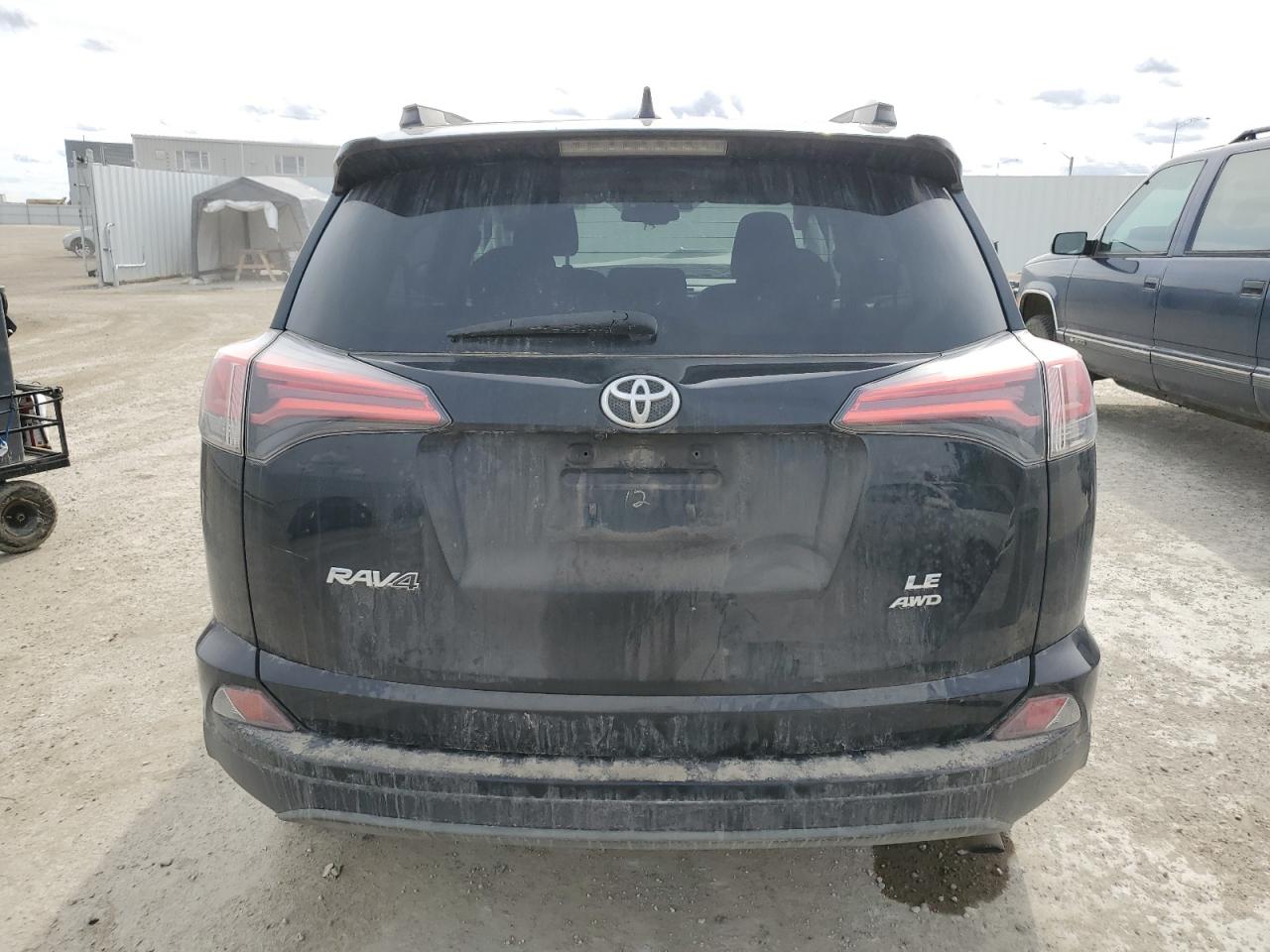 2T3BFREV6JW781281 2018 Toyota Rav4 Le