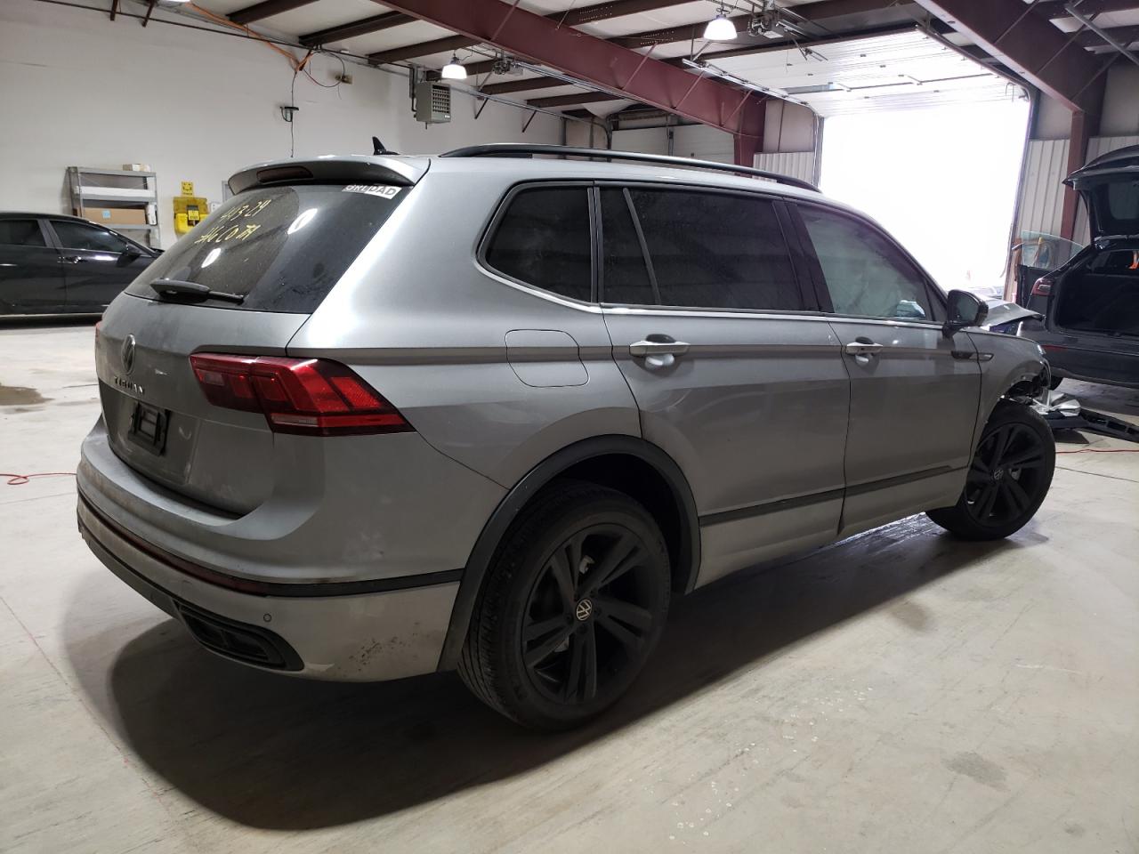 3VVCB7AX1PM058641 2023 Volkswagen Tiguan Se R-Line Black