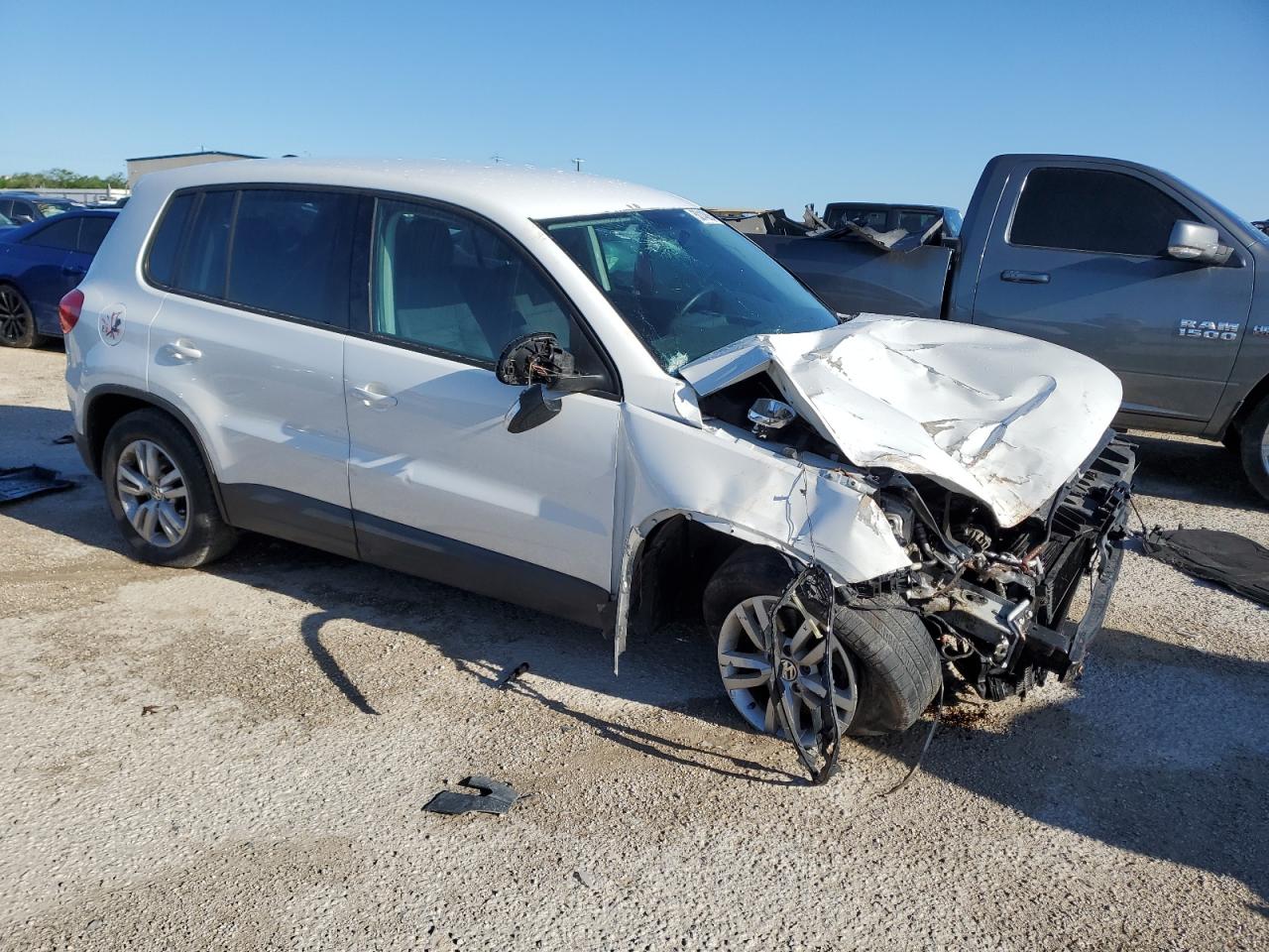 2013 Volkswagen Tiguan S vin: WVGAV7AX3DW541634