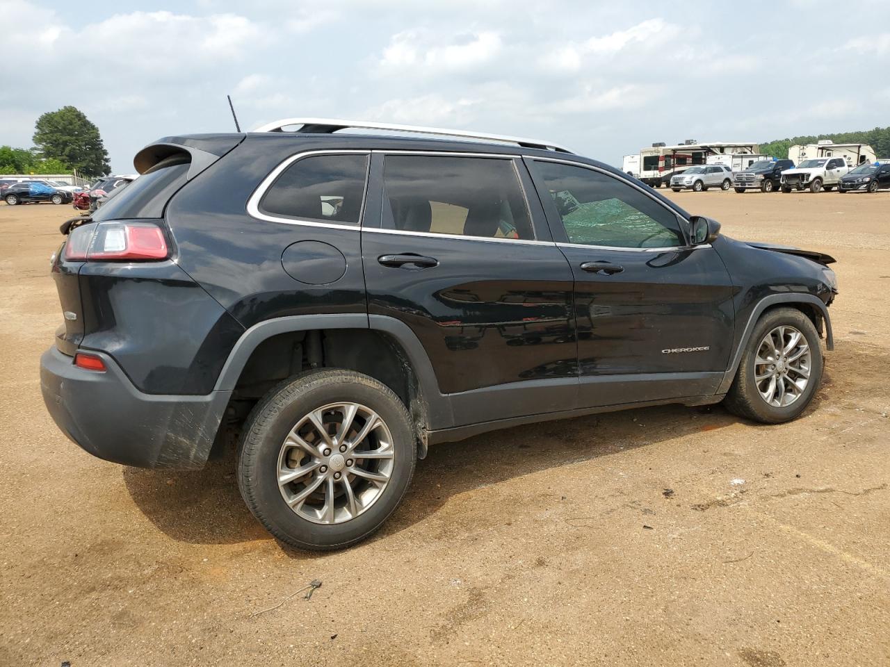 1C4PJLLBXKD332825 2019 Jeep Cherokee Latitude Plus