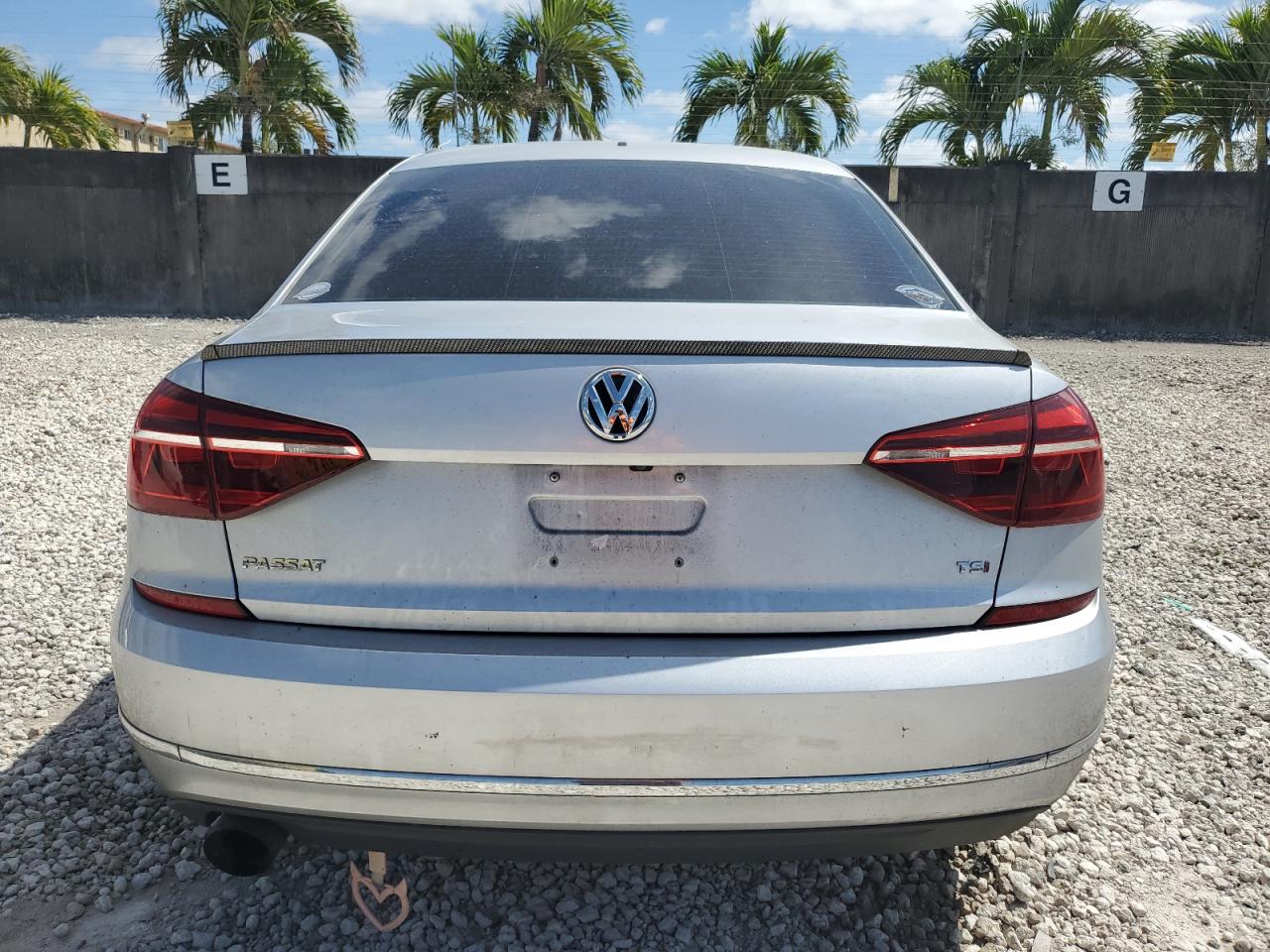 1VWAA7A33JC043120 2018 Volkswagen Passat S