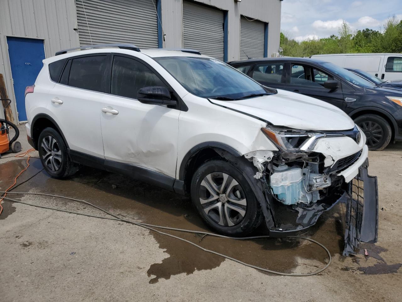 2017 Toyota Rav4 Le vin: JTMZFREV4HJ105340