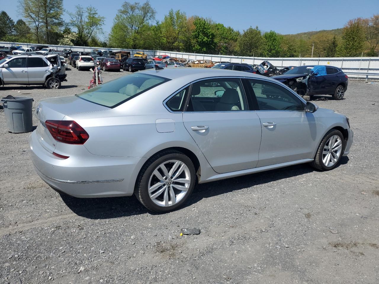 1VWBA7A33JC023552 2018 Volkswagen Passat Se