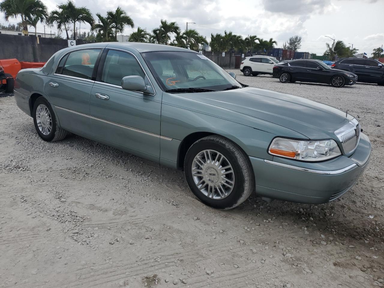 1LNHM82V56Y637566 2006 Lincoln Town Car Signature Limited