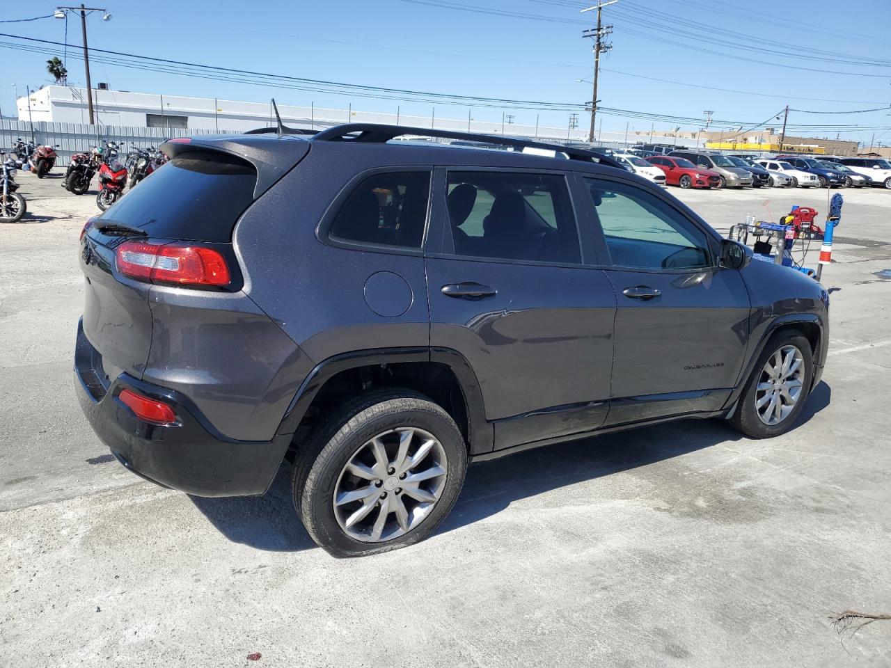 2018 Jeep Cherokee Latitude vin: 1C4PJLCB6JD588863