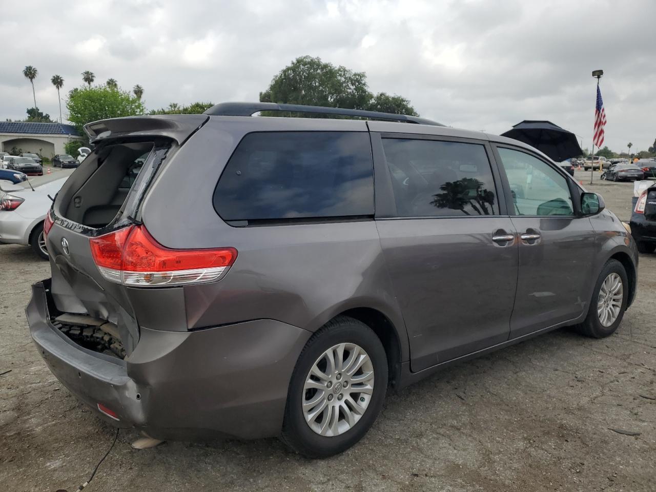 5TDYK3DC0ES415665 2014 Toyota Sienna Xle