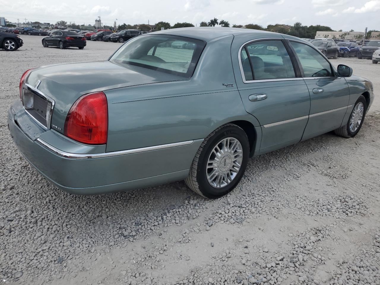 1LNHM82V56Y637566 2006 Lincoln Town Car Signature Limited