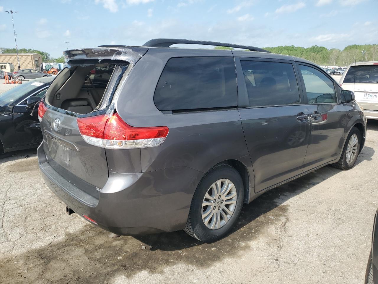 5TDYK3DC7BS147385 2011 Toyota Sienna Xle