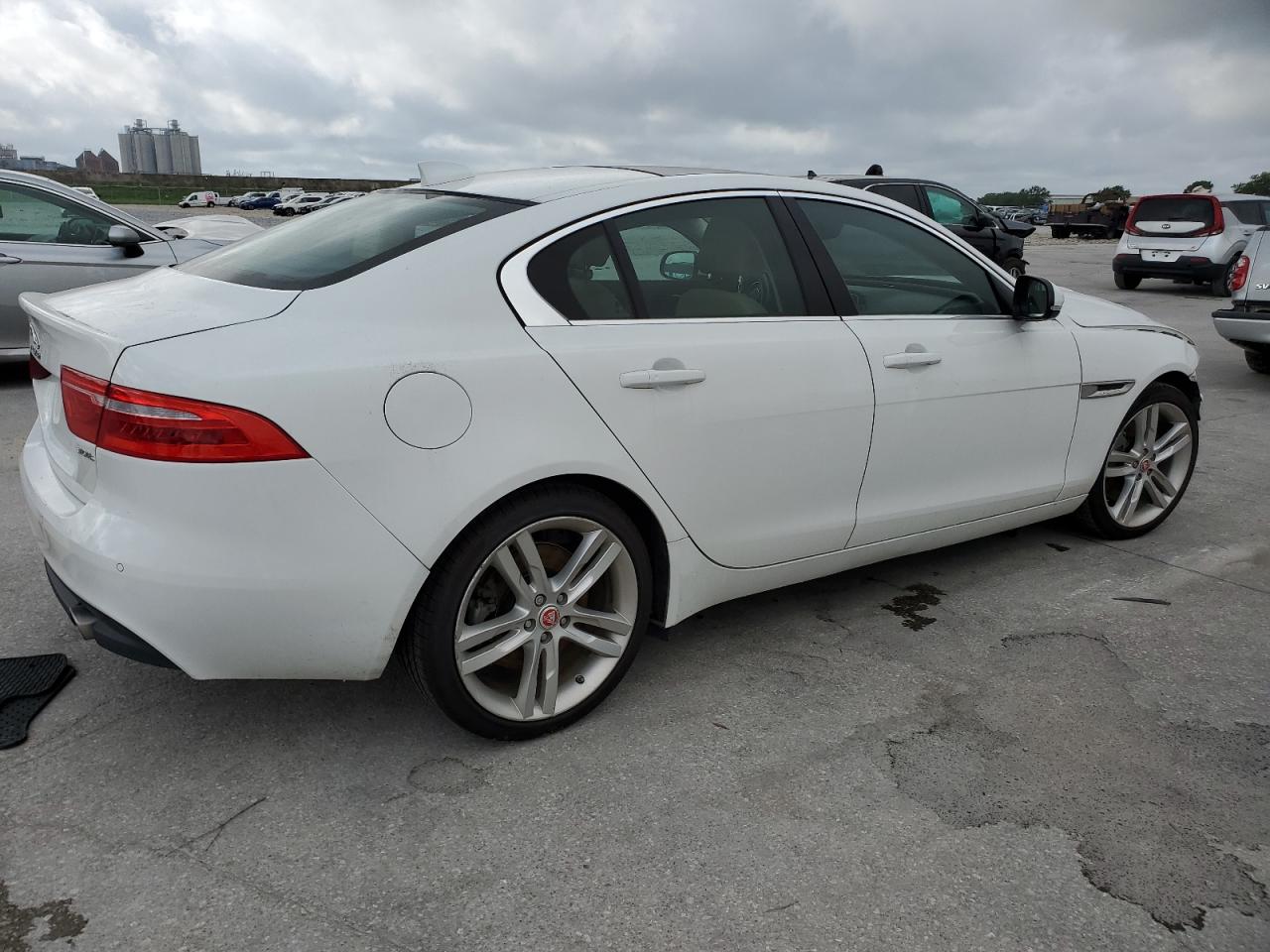 SAJAD4GX1KCP43837 2019 Jaguar Xe Premium