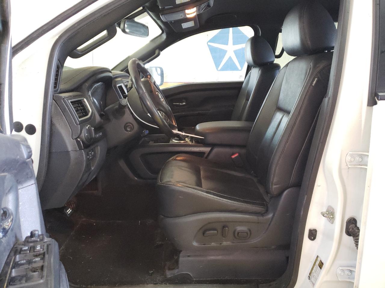 1N6AA1E56JN532818 2018 Nissan Titan Sv