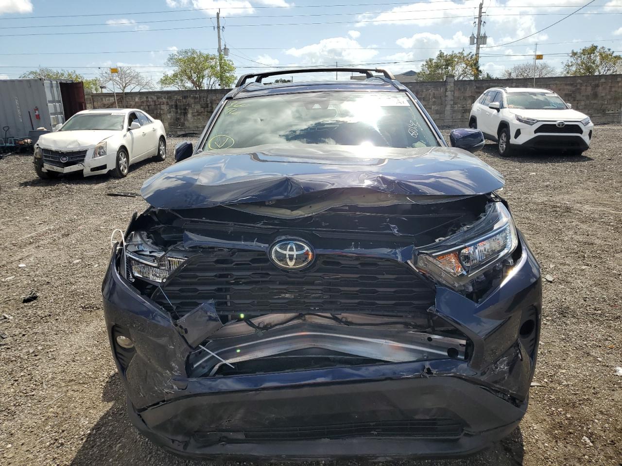 2T3W1RFV4MC086642 2021 Toyota Rav4 Xle