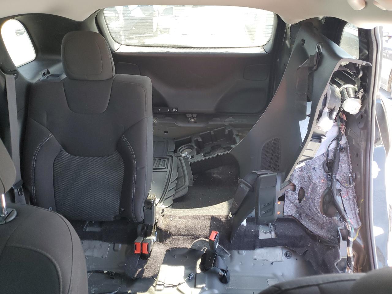 1C4PJLCB3KD114337 2019 Jeep Cherokee Latitude