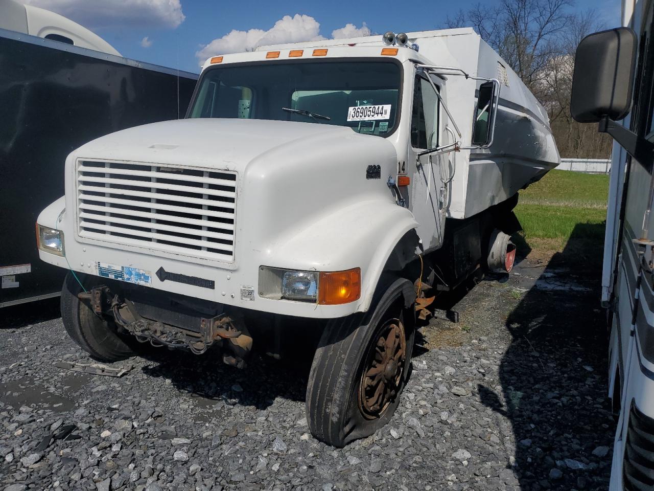 Lot #3033290807 2000 INTERNATIONAL 4000 4900