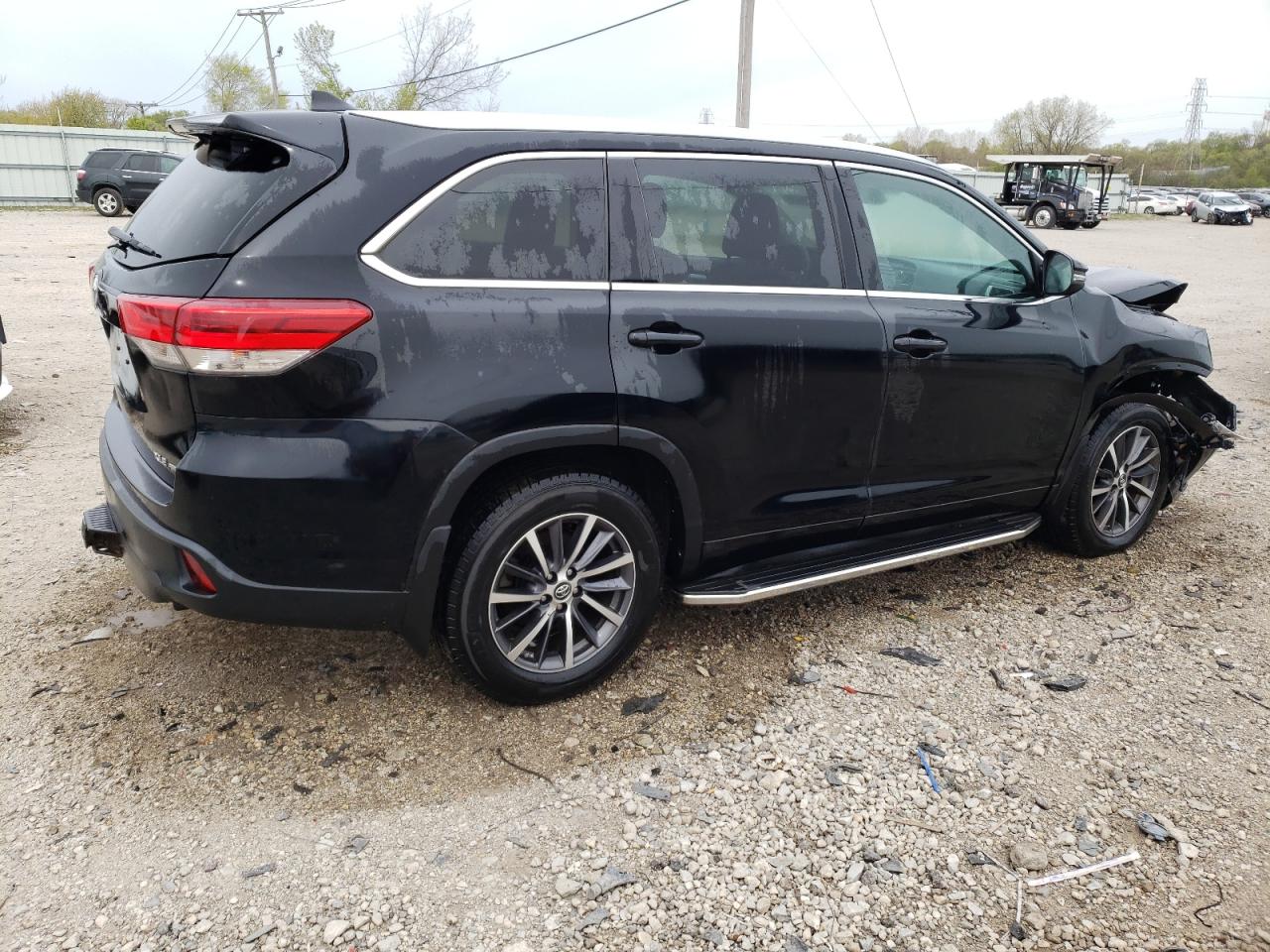 5TDJZRFH8HS375932 2017 Toyota Highlander Se