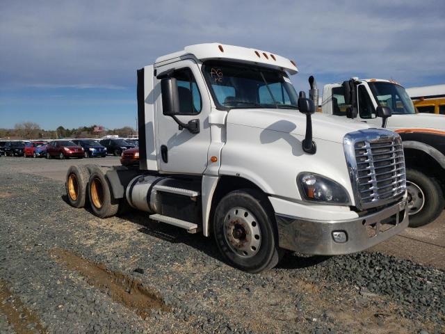 Lot #2526630921 2016 FREIGHTLINER CASCADIA 1 salvage car